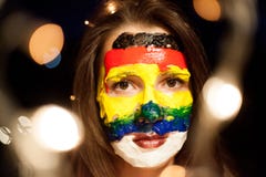 Портрет с искусством стороны на маленькой девочке на ноче с bokeh, Белградом Сербией стоковая фотография rf Портрет с искусством стороны на маленькой девочке на ноче с bokeh, Белградом Сербией стоковая фотография rf