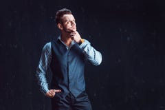 Портрет сексуального мачо человека над темной предпосылкой нося наручные часы хронографа стоковая фотография Портрет сексуального мачо человека над темной предпосылкой нося наручные часы хронографа стоковая фотография