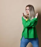 Портрет серьезной, несчастной, уверенной белокурой женщины держа 2 оружия пересек, не показывающ жестами никакой знак, смотря про стоковые изображения Портрет серьезной, несчастной, уверенной белокурой женщины держа 2 оружия пересек, не показывающ жестами никакой знак, смотря про стоковые изображения