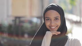 Портрет смеяться головного платка hijab молодой красивой мусульманской женщины нося жизнерадостный в старом городе r сток-видео Портрет смеяться головного платка hijab молодой красивой мусульманской женщины нося жизнерадостный в старом городе r сток-видео