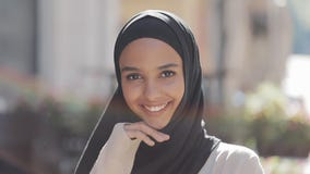 Портрет смеяться головного платка hijab молодой красивой мусульманской женщины нося жизнерадостный в старом городе r акции видеоматериалы Портрет смеяться головного платка hijab молодой красивой мусульманской женщины нося жизнерадостный в старом городе r акции видеоматериалы