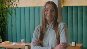 Портрет снятый привлекательной женщины смотря камеру и усмехаясь в городском офисе r сток-видео Портрет снятый привлекательной женщины смотря камеру и усмехаясь в городском офисе r сток-видео