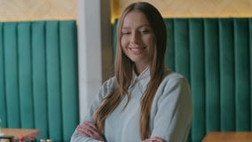 Портрет снятый привлекательной женщины смотря камеру и усмехаясь в городском офисе r акции видеоматериалы Портрет снятый привлекательной женщины смотря камеру и усмехаясь в городском офисе r акции видеоматериалы