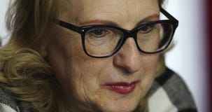 Портрет старшей женщины со стеклами видеоматериал Портрет старшей женщины со стеклами видеоматериал