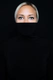 Портрет студии красивой стороны элегантной женщины пряча в черном turtleneck стоковые фото Портрет студии красивой стороны элегантной женщины пряча в черном turtleneck стоковые фото