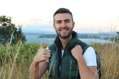 Портрет счастливого красивого человека при рюкзак в лес с сногсшибательным взглядом от верхней части горы стоковая фотография rf Портрет счастливого красивого человека при рюкзак в лес с сногсшибательным взглядом от верхней части горы стоковая фотография rf