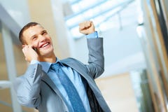Портрет счастливого ся молодого бизнесмена стоковые изображения Портрет счастливого ся молодого бизнесмена стоковые изображения