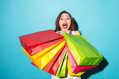 Портрет счастливой excited девушки держа красочные хозяйственные сумки стоковое фото Портрет счастливой excited девушки держа красочные хозяйственные сумки стоковое фото