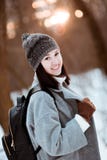 Портрет счастливой красивой девушки с коричневыми волосами в лесе зимы одетом в стиле битника, образ жизни стоковые фотографии rf Портрет счастливой красивой девушки с коричневыми волосами в лесе зимы одетом в стиле битника, образ жизни стоковые фотографии rf