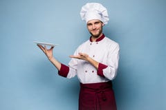 Портрет счастливого мужского положения повара шеф-повара с плитой изолированной на светлом - голубая предпосылка стоковые фотографии rf Портрет счастливого мужского положения повара шеф-повара с плитой изолированной на светлом - голубая предпосылка стоковые фотографии rf