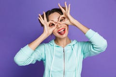 Портрет счастливой девушки брюнета с 2 усмехаться и lookin плюшек стоковое фото Портрет счастливой девушки брюнета с 2 усмехаться и lookin плюшек стоковое фото