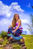 Портрет счастливой маленькой девочки и одетой флористической макси юбки с верхней частью стоковая фотография Портрет счастливой маленькой девочки и одетой флористической макси юбки с верхней частью стоковая фотография