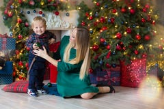 Портрет счастливой матери и прелестный младенец празднуют рождество Праздники ` s Нового Года Малыш с festively украшенной мамой стоковая фотография Портрет счастливой матери и прелестный младенец празднуют рождество Праздники ` s Нового Года Малыш с festively украшенной мамой стоковая фотография