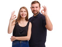 Портрет счастливой пары, жест при руки показывая все одобренное, изолированный на белой предпосылке стоковое изображение Портрет счастливой пары, жест при руки показывая все одобренное, изолированный на белой предпосылке стоковое изображение