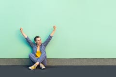 Портрет счастливой радуясь красивой красивой молодой женщины коротких волос в случайном striped костюме сидя и празднуя ее победа стоковое фото Портрет счастливой радуясь красивой красивой молодой женщины коротких волос в случайном striped костюме сидя и празднуя ее победа стоковое фото
