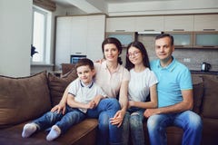 Портрет счастливой семьи в комнате стоковое фото Портрет счастливой семьи в комнате стоковое фото