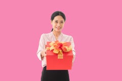 Портрет счастливой усмехаясь подарочной коробки удерживания девушки стоковая фотография Портрет счастливой усмехаясь подарочной коробки удерживания девушки стоковая фотография