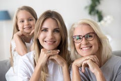 Портрет счастливых мамы и ребенка бабушки поколения 3 женщин стоковая фотография rf Портрет счастливых мамы и ребенка бабушки поколения 3 женщин стоковая фотография rf