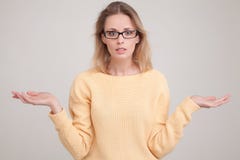 Портрет талии-вверх молодой белокурой женщины с удивленной эмоцией на ее стороне смотрящ камеру, замечает что-то непредвиденное, стоковая фотография Портрет талии-вверх молодой белокурой женщины с удивленной эмоцией на ее стороне смотрящ камеру, замечает что-то непредвиденное, стоковая фотография