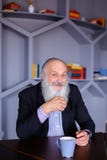 Портрет умного пожилого человека который отражает на жизни и wi представлять стоковое фото Портрет умного пожилого человека который отражает на жизни и wi представлять стоковое фото