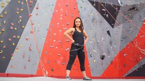 Портрет усмехаясь альпиниста женщины взбирается внутри помещения в bouldering спортзале акции видеоматериалы Портрет усмехаясь альпиниста женщины взбирается внутри помещения в bouldering спортзале акции видеоматериалы