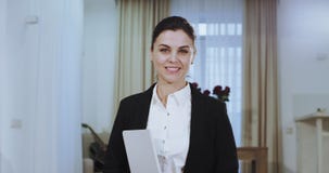 Портрет усмехаясь коммерсантки на случайном костюме смотря прямо к камере, имеет большую белую улыбку и видеоматериал Портрет усмехаясь коммерсантки на случайном костюме смотря прямо к камере, имеет большую белую улыбку и видеоматериал