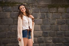 Портрет усмехаясь молодой женщины boho около каменной стены стоковое изображение Портрет усмехаясь молодой женщины boho около каменной стены стоковое изображение