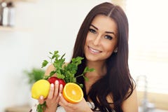 Портрет усмехаясь молодой домохозяйки в современной кухне стоковые фото Портрет усмехаясь молодой домохозяйки в современной кухне стоковые фото