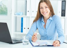 Портрет усмехаясь секретарши в офисе Предложение о работе дела, финансовый успех, аттестованная концепция независимого бухгалтера Стоковое Изображение RF Портрет усмехаясь секретарши в офисе Предложение о работе дела, финансовый успех, аттестованная концепция независимого бухгалтера Стоковое Изображение RF