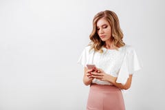 Портрет усмехаясь случайного смартфона удерживания женщины стоковое изображение rf Портрет усмехаясь случайного смартфона удерживания женщины стоковое изображение rf