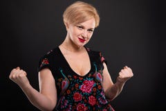 Портрет холодной модной женщины представляя делающ победителя для того чтобы показывать стоковая фотография rf Портрет холодной модной женщины представляя делающ победителя для того чтобы показывать стоковая фотография rf