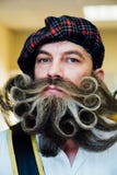 Портрет человека Scotsman с большой красивой бородой курчавой Сумашедшая борода от парикмахерскаи стоковое фото Портрет человека Scotsman с большой красивой бородой курчавой Сумашедшая борода от парикмахерскаи стоковое фото