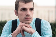 Портрет человека на улице говоря о том, что-то серьезном стоковые фотографии rf Портрет человека на улице говоря о том, что-то серьезном стоковые фотографии rf