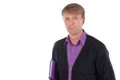 Портрет человека среднего возраста одетый в кардигане с тетрадью на белой предпосылке стоковые фотографии rf Портрет человека среднего возраста одетый в кардигане с тетрадью на белой предпосылке стоковые фотографии rf