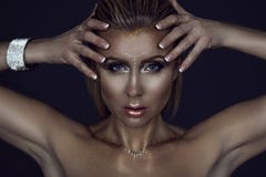 Портрет шикарной белокурой женщины с влажными волосами и блестящие художнические составляют держать ее руки близко к стороне стоковая фотография rf Портрет шикарной белокурой женщины с влажными волосами и блестящие художнические составляют держать ее руки близко к стороне стоковая фотография rf