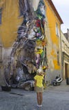 ПОРТУ, ПОРТУГАЛИЯ - 12-ОЕ АВГУСТА 2017: Граффити и armatures автомобилей в форме зайца вычисляют на стене дома стоковая фотография ПОРТУ, ПОРТУГАЛИЯ - 12-ОЕ АВГУСТА 2017: Граффити и armatures автомобилей в форме зайца вычисляют на стене дома стоковая фотография