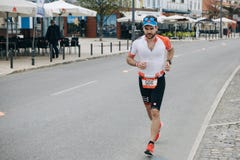 Португалия, Setubal, 8-ое апреля 2018: Конкуренции триатлона Профессиональное triathlonist принимать конкуренция стоковое фото Португалия, Setubal, 8-ое апреля 2018: Конкуренции триатлона Профессиональное triathlonist принимать конкуренция стоковое фото