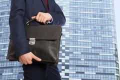 портфолио вкладчика бизнесмена портфеля радостное стоковое изображение портфолио вкладчика бизнесмена портфеля радостное стоковое изображение