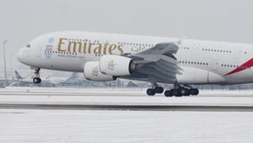 Посадка авиакомпаний A380 эмиратов на снежном взлётно-посадочная дорожка, ливрее 2020 ЭКСПО Посадка авиакомпаний A380 эмиратов на снежном взлётно-посадочная дорожка, ливрее 2020 ЭКСПО