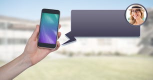 Послание App на телефоне в руке с профилем болтовни стоковая фотография Послание App на телефоне в руке с профилем болтовни стоковая фотография