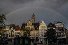после того как шторм над центром города Mechelen, большой, красивой и яркой радуги появился это окружило средневековый h стоковые фото после того как шторм над центром города Mechelen, большой, красивой и яркой радуги появился это окружило средневековый h стоковые фото