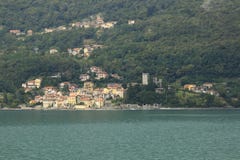 Посмотрите замок Rezzonico в San Siro, панораме городка, прогулке банка в озере Como стоковые фотографии rf Посмотрите замок Rezzonico в San Siro, панораме городка, прогулке банка в озере Como стоковые фотографии rf