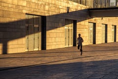 Постаретый спортсмен бежать на проселочной дороге, здоровом вдохновляющем образе жизни фитнеса, тренировке интервала скорости мот стоковое изображение Постаретый спортсмен бежать на проселочной дороге, здоровом вдохновляющем образе жизни фитнеса, тренировке интервала скорости мот стоковое изображение