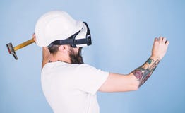 Построитель и концепция реновации Битник занятый с реновацией в виртуальной реальности Гай при HMD бить молотком виртуальный ного стоковые изображения Построитель и концепция реновации Битник занятый с реновацией в виртуальной реальности Гай при HMD бить молотком виртуальный ного стоковые изображения