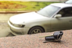 Потерянные ключи автомобиля на упаденных иглах голубого спруса заднее bokeh предпосылки нерезкости стоковые фотографии rf Потерянные ключи автомобиля на упаденных иглах голубого спруса заднее bokeh предпосылки нерезкости стоковые фотографии rf