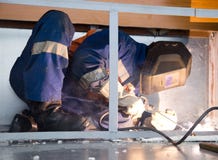 потесненная условиями деятельность welder стоковые фотографии rf потесненная условиями деятельность welder стоковые фотографии rf