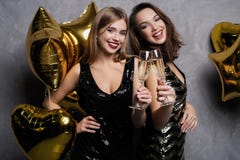 Потеха партии красивейшие празднуя девушки изолировали новую над белым годом Портрет шикарных усмехаясь молодых женщин наслаждаяс стоковые изображения rf Потеха партии красивейшие празднуя девушки изолировали новую над белым годом Портрет шикарных усмехаясь молодых женщин наслаждаяс стоковые изображения rf