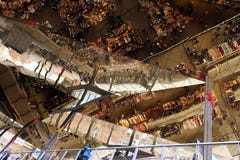 Потолок Mercat Dell Encants Барселоны Современное здание с отраженным потолком стоковые фото Потолок Mercat Dell Encants Барселоны Современное здание с отраженным потолком стоковые фото
