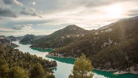 Потрясающий вид озера El Portillo с солнцем shinning над горами Земля фантазии стоковые изображения Потрясающий вид озера El Portillo с солнцем shinning над горами Земля фантазии стоковые изображения