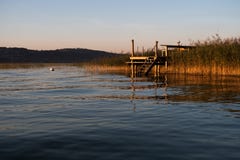 Потрясающий вид уникального Murtensee во время захода солнца в Switzerla стоковые фото Потрясающий вид уникального Murtensee во время захода солнца в Switzerla стоковые фото